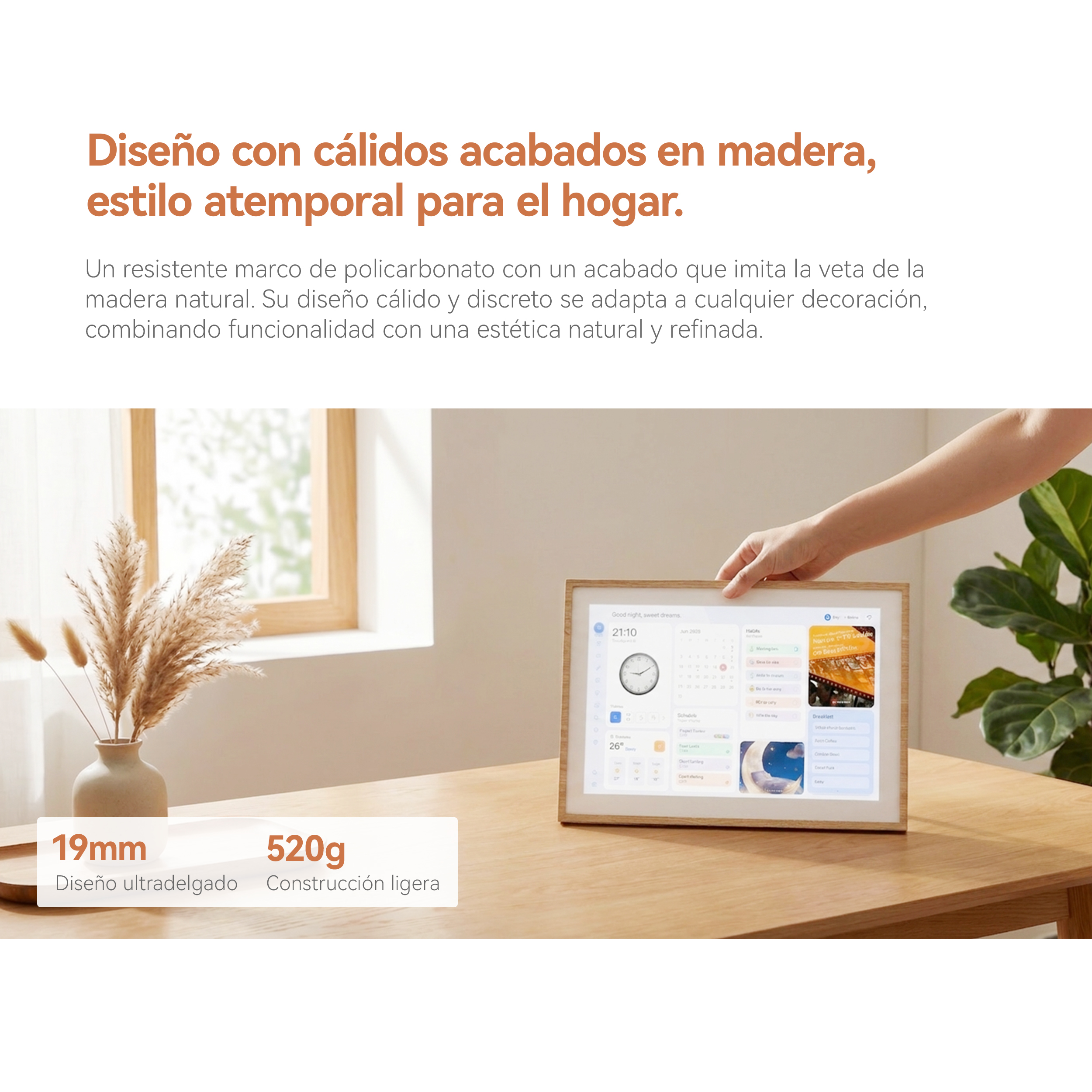 Una tableta con marco de madera que muestra un calendario digital y reloj en una mesa.