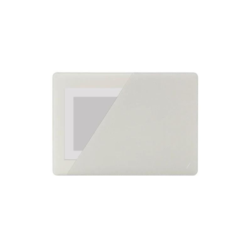 Un porta carte grigio chiaro con tasca angolare che tiene una carta.