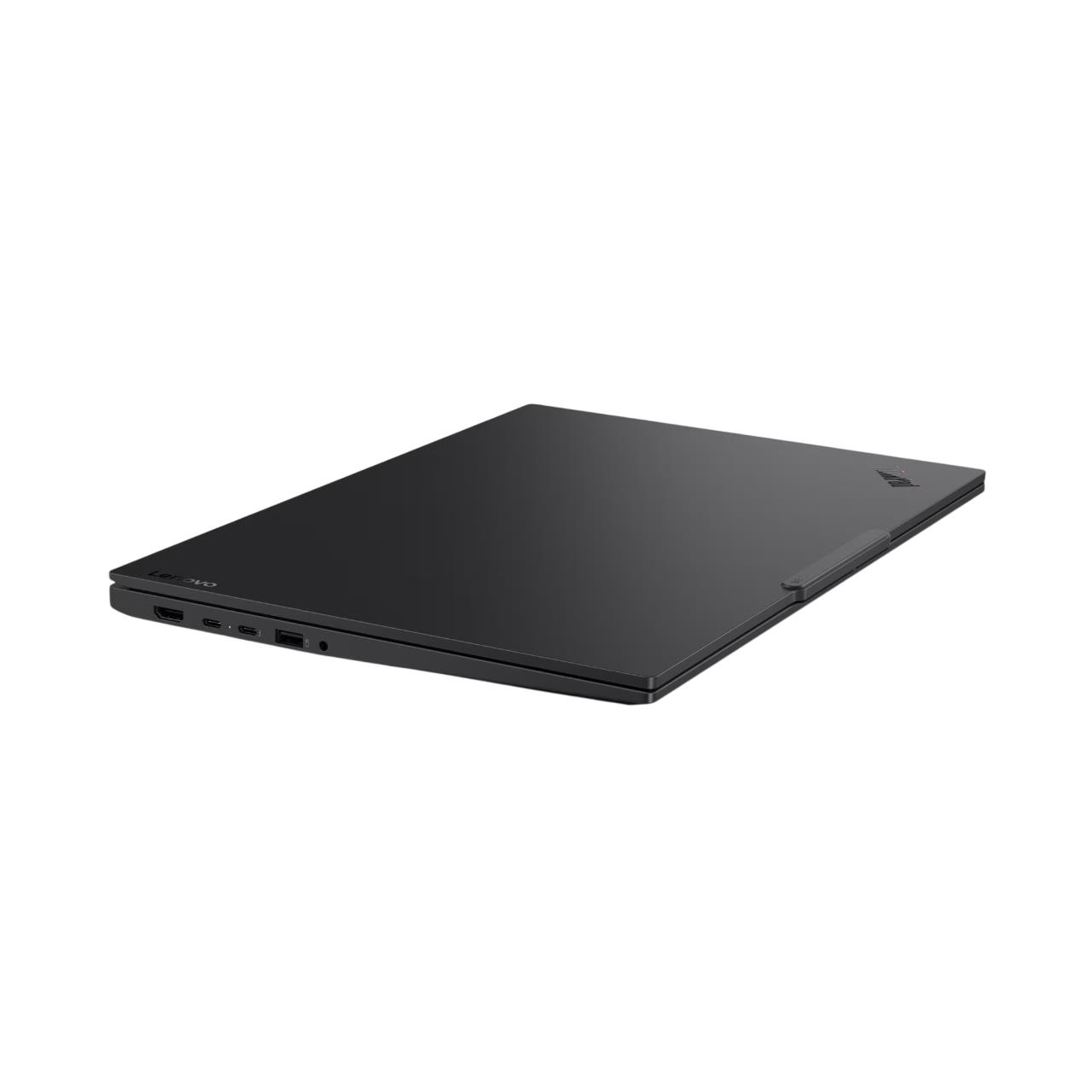 Kapalı, şık siyah bir Lenovo ThinkPad dizüstü bilgisayar, yukarıdan görünüyor.