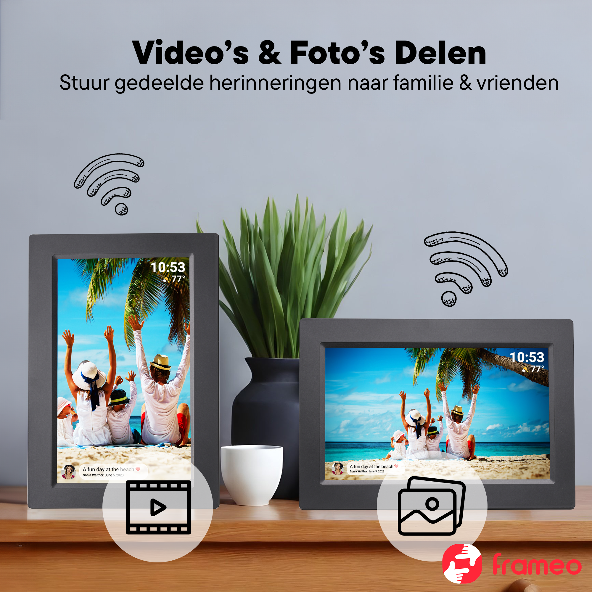 Zwei digitale Bilderrahmen mit Familien am Strand zeigen Videos und Fotos.