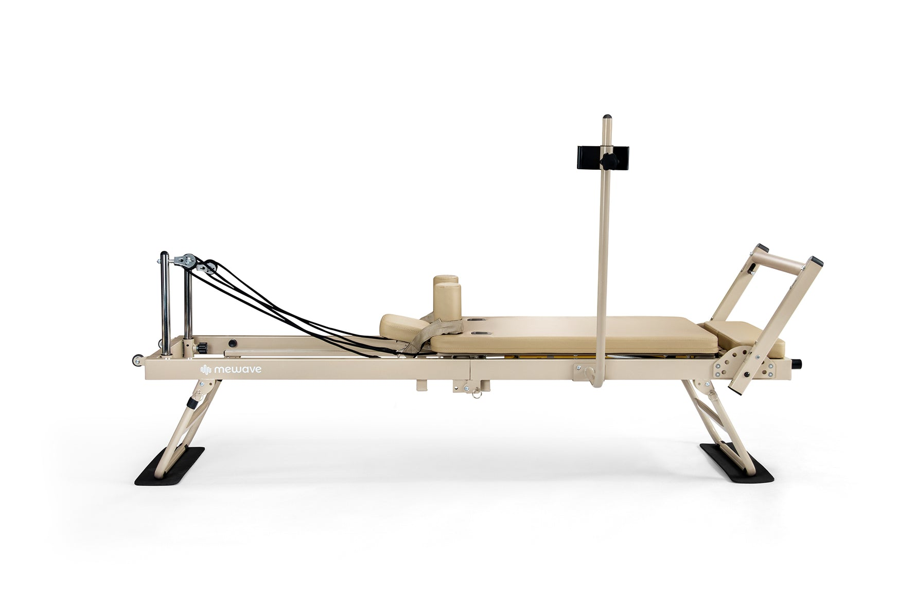 Un reformador de Pilates beige con cuerdas y poleas sobre fondo blanco.