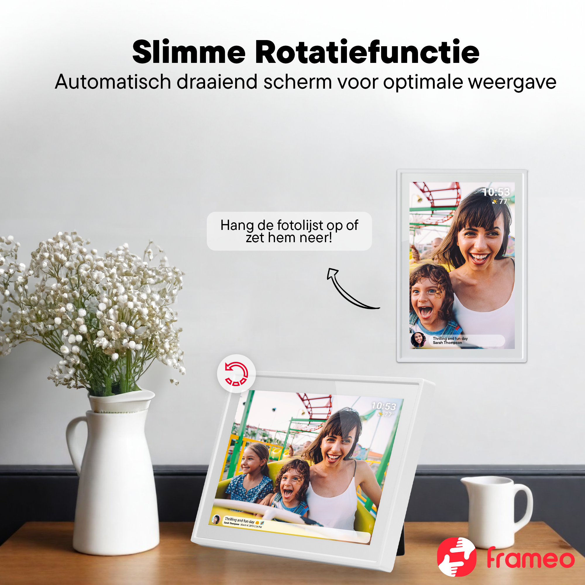 Ein digitaler Bilderrahmen zeigt eine Familie auf einer Achterbahn. Blumen und eine Kanne stehen daneben.