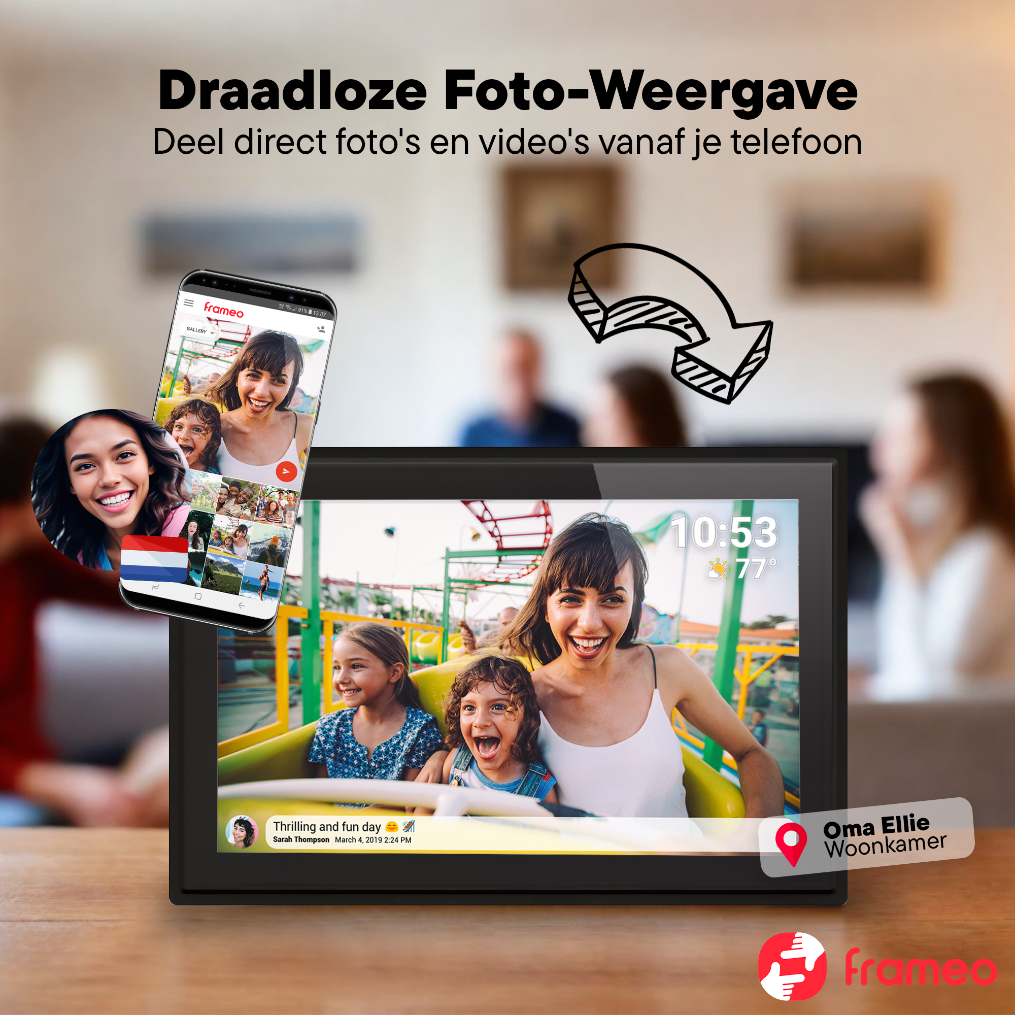 Ein Smartphone zeigt eine Familie auf einem Fahrgeschäft, während ein digitaler Bilderrahmen dasselbe Bild mit Uhrzeit anzeigt.
