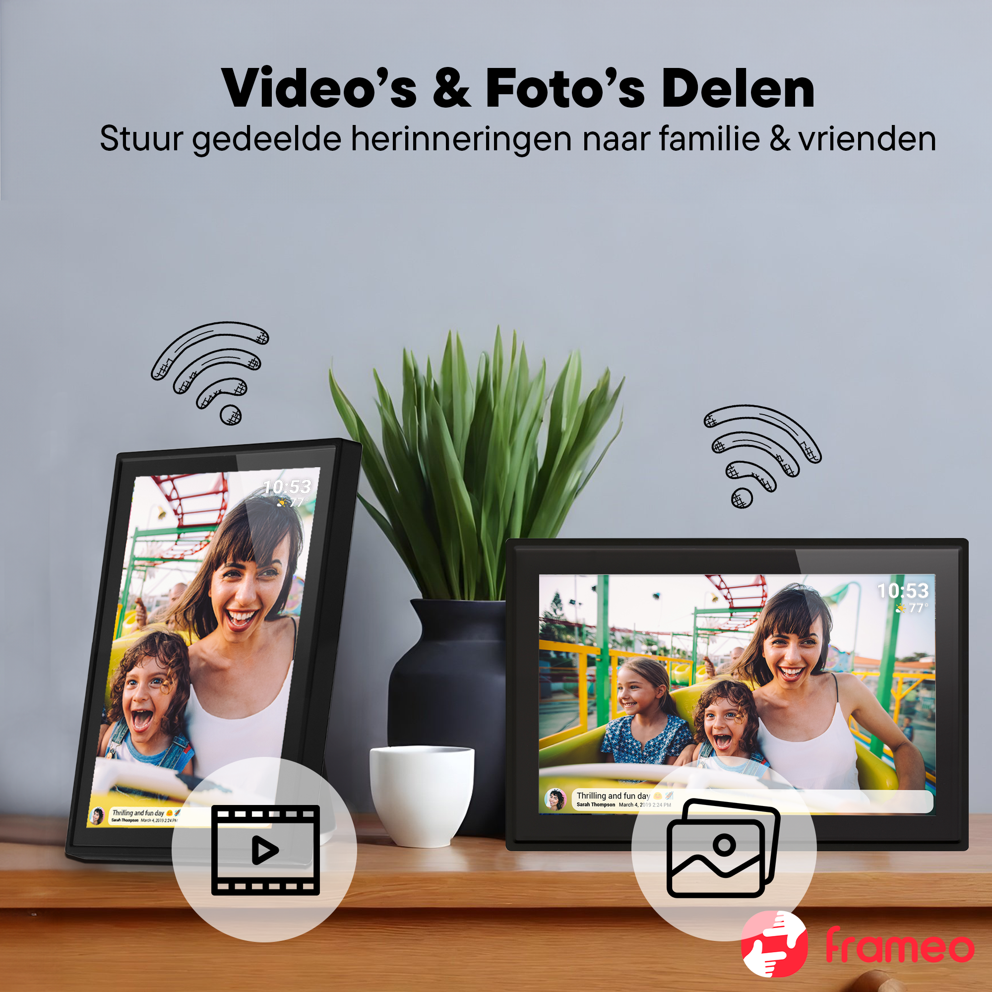 Zwei digitale Bilderrahmen zeigen Familien und WLAN-Symbole. Ein Topf mit einer Pflanze.