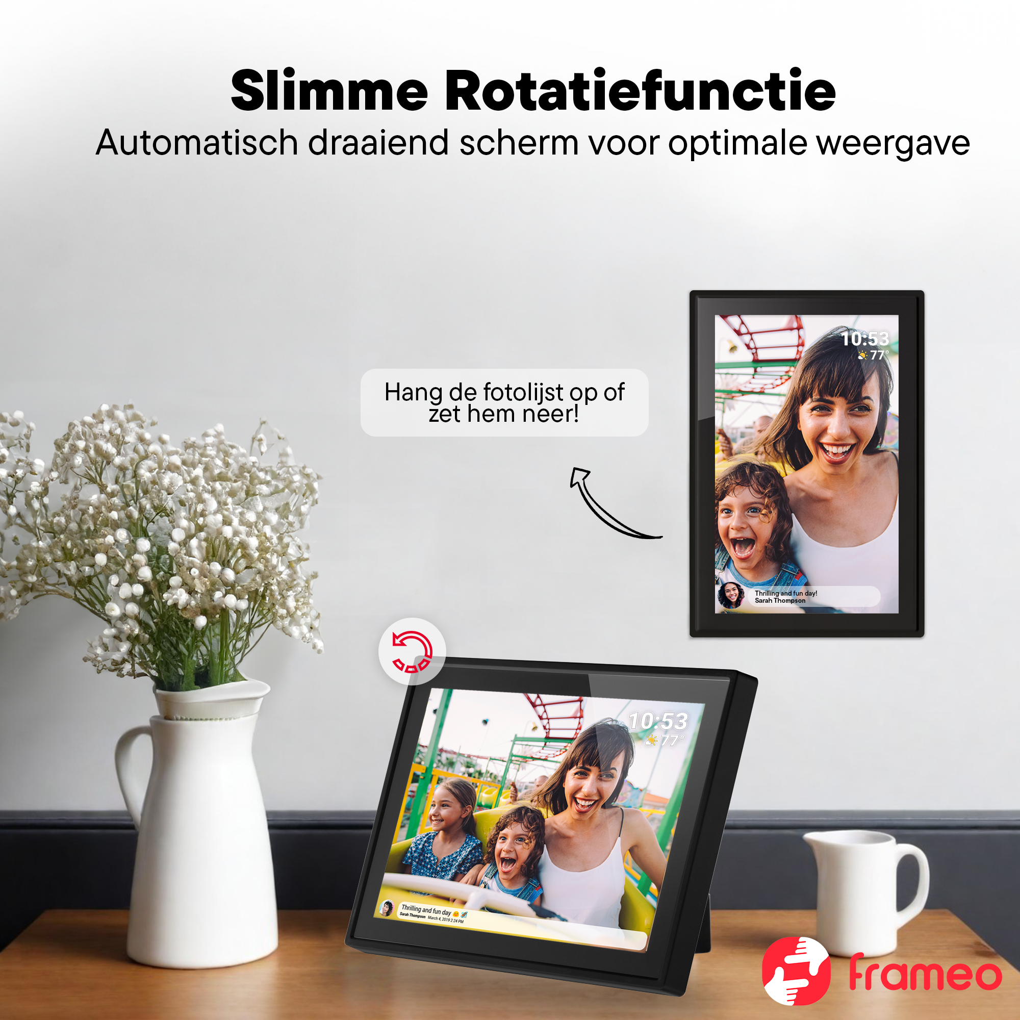 Ein digitaler Bilderrahmen zeigt ein Foto einer Frau und zweier Kinder. Daneben eine Vase mit Blumen.