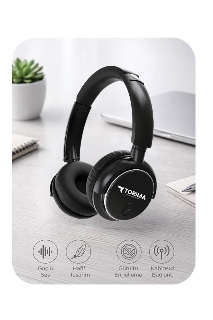 Torima logolu siyah kulaklık, bitki ve laptoplu masada.