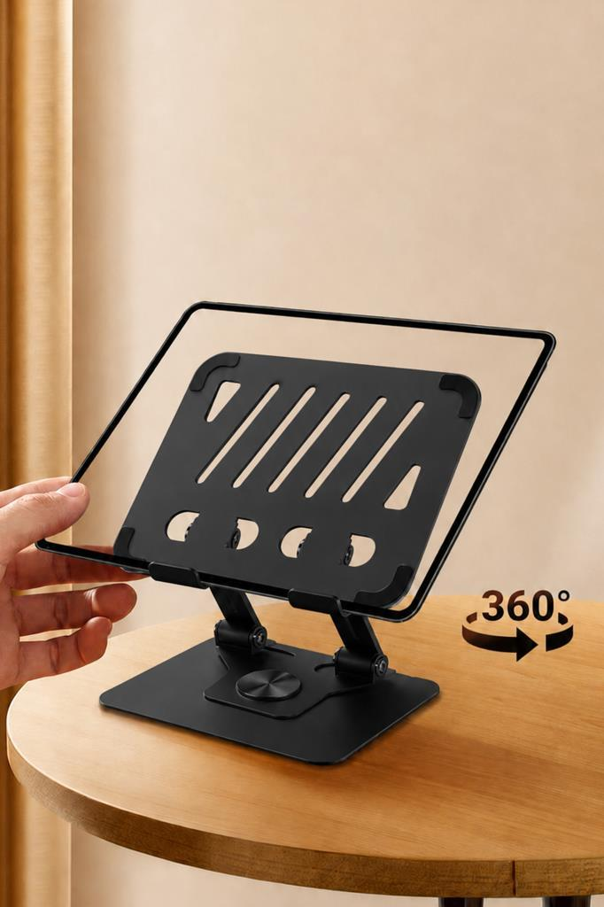 Ahşap bir masada bulunan siyah, ayarlanabilir tablet veya dizüstü bilgisayar standı.