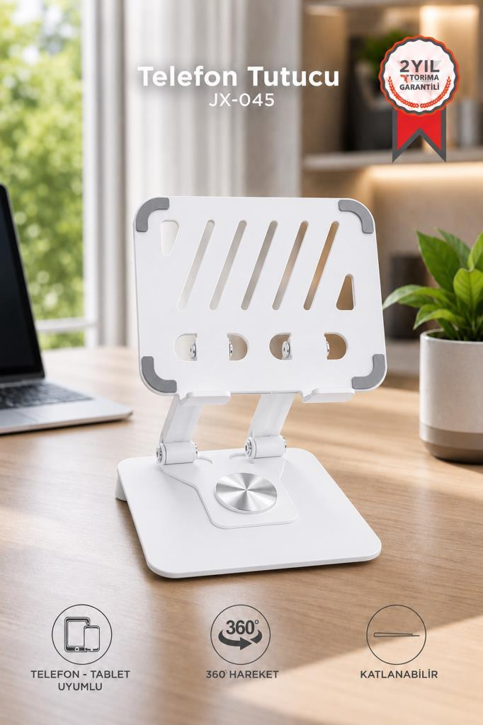 Ahşap bir masanın üzerinde, dizüstü bilgisayarın yanında beyaz, ayarlanabilir telefon/tablet standı.