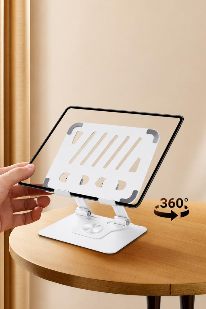Ahşap bir masaya yerleştirilmiş tablet tutan beyaz bir tablet standı.