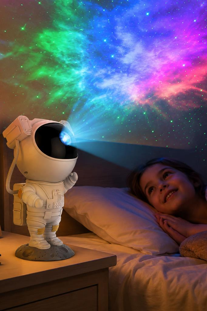 Astronot gece lambası, uyuyan bir çocuğun üzerindeki tavana yıldızlar ve bulutsular yansıtır.