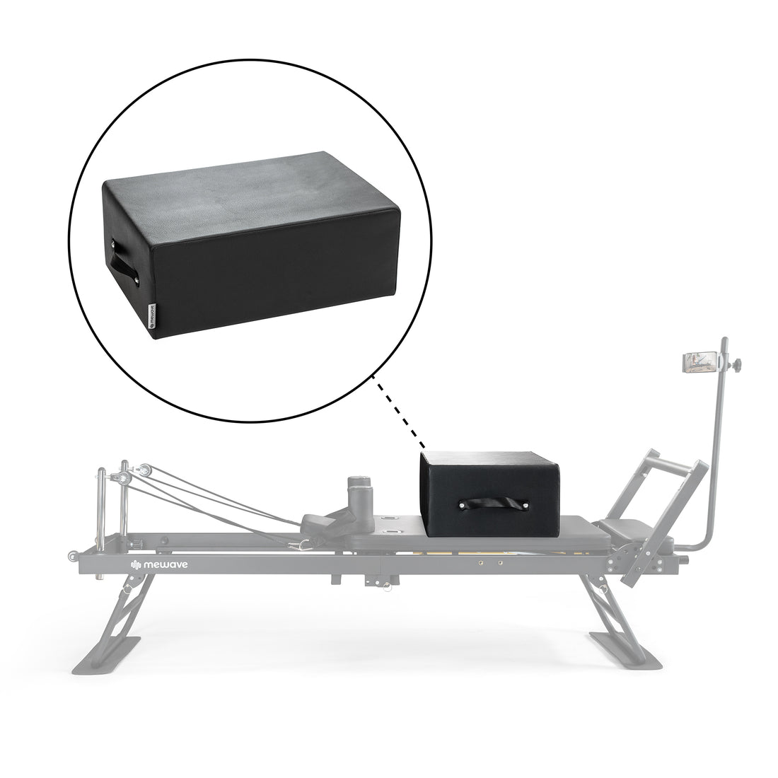 Caja negra de Pilates con asas en una máquina de reformer.