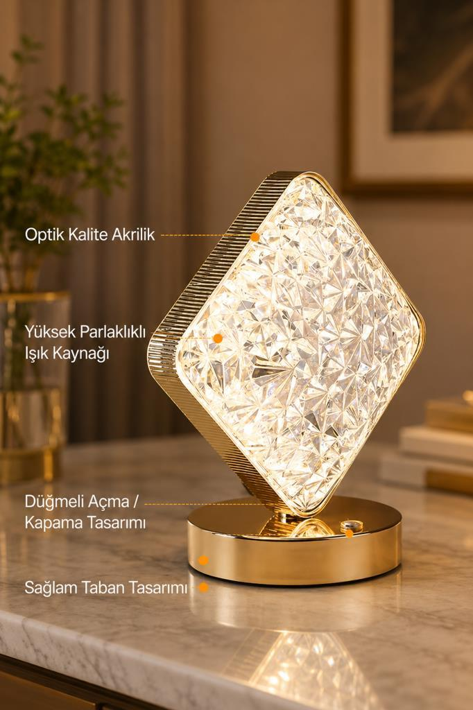 Altın tabanlı, fasetli kristal abajurlu modern lamba.