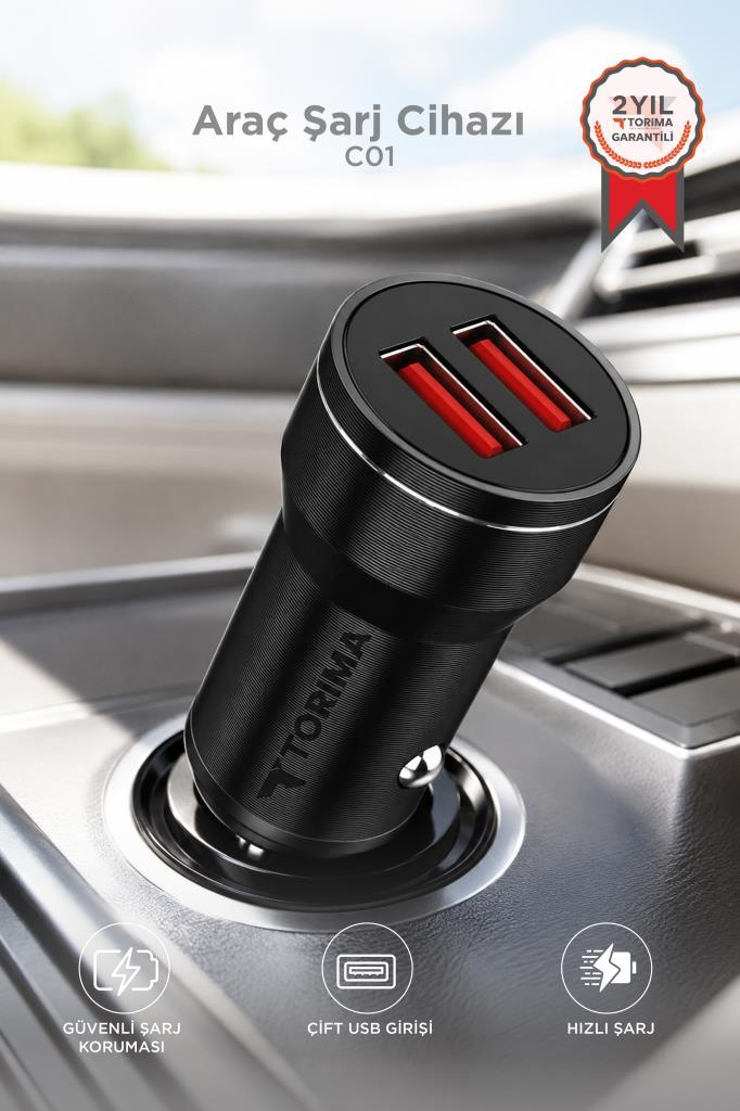 Araç çakmaklığına takılı, iki kırmızı USB portlu siyah araç şarj cihazı.