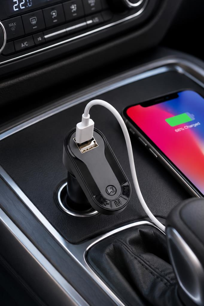 Beyaz kablolu siyah araç şarj cihazı adaptörü iPhone'u şarj ediyor.
