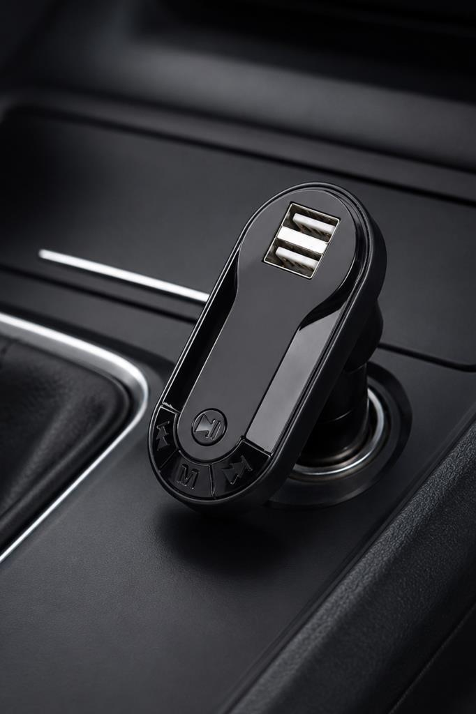 Siyah araç adaptörü, iki USB bağlantı noktası bir prize takılı.