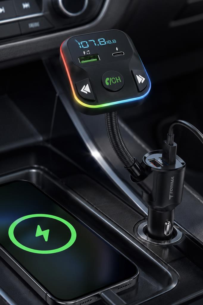 USB portlu araç şarj cihazı ve araç konsolunda telefon şarjı.