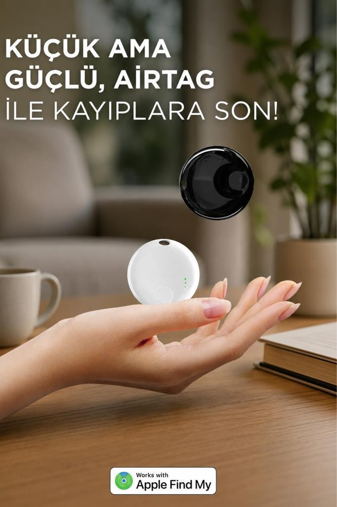 Bir el beyaz AirTag tutuyor. Üzerinde siyah bir AirTag süzülüyor.
