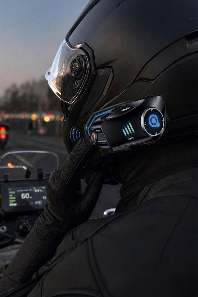 Kasklı motosikletçi Bluetooth cihazlı, ışıklı gece sürüşü.