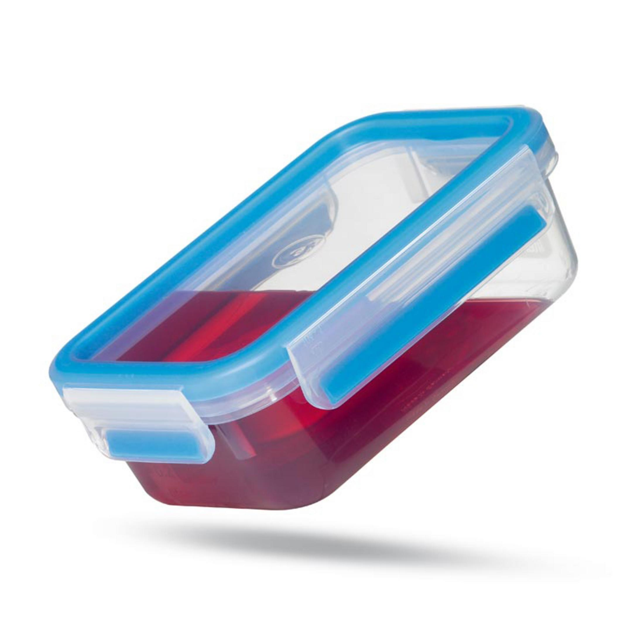 Ein rechteckiger Behälter mit blauem Deckel, gefüllt mit roter Flüssigkeit.