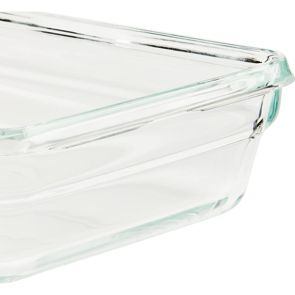 Ein transparentes Glasbackform-Detail mit glatten, geraden Kanten und leichtem Grünstich.