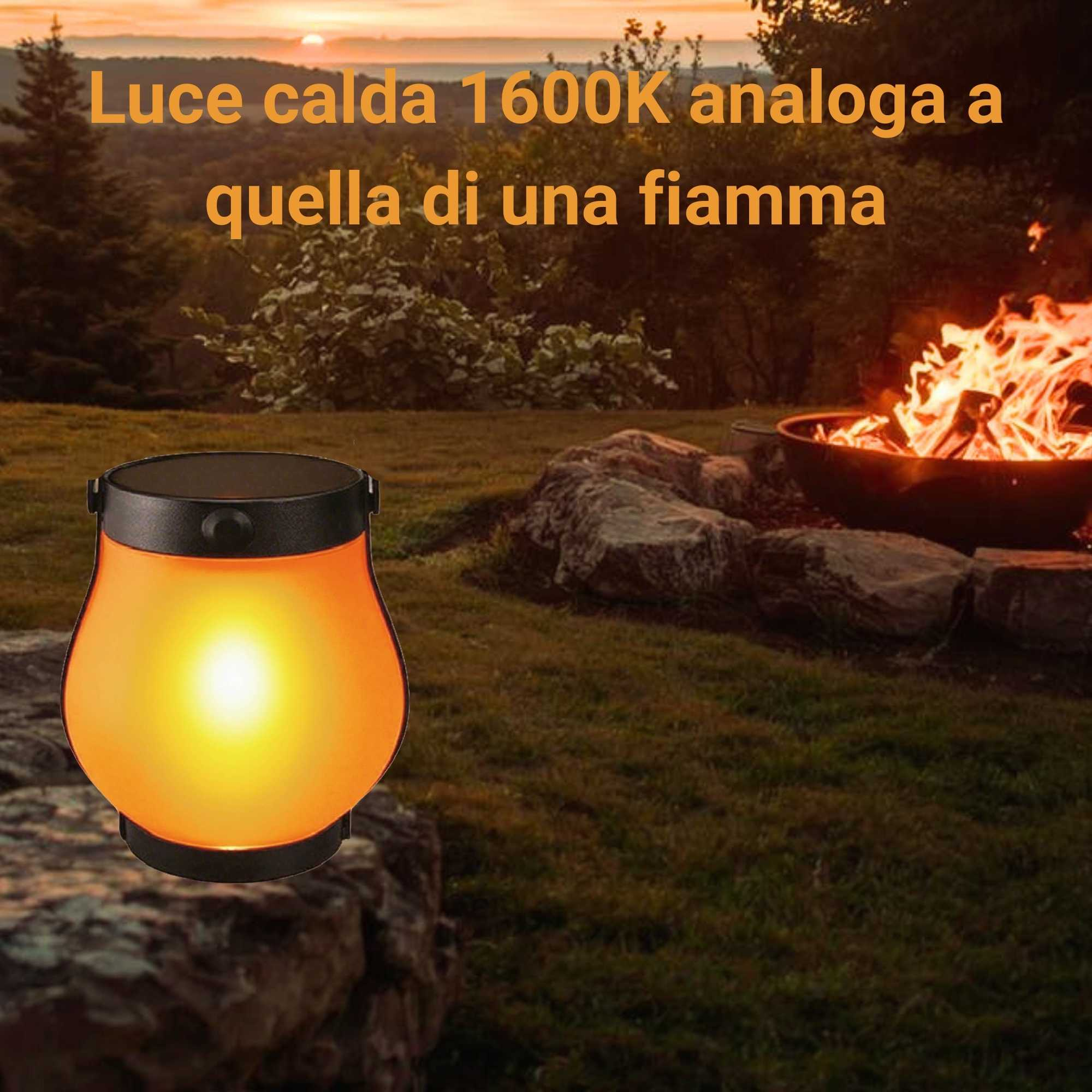 Una lanterna arancione brilla su un campo erboso vicino a un falò.