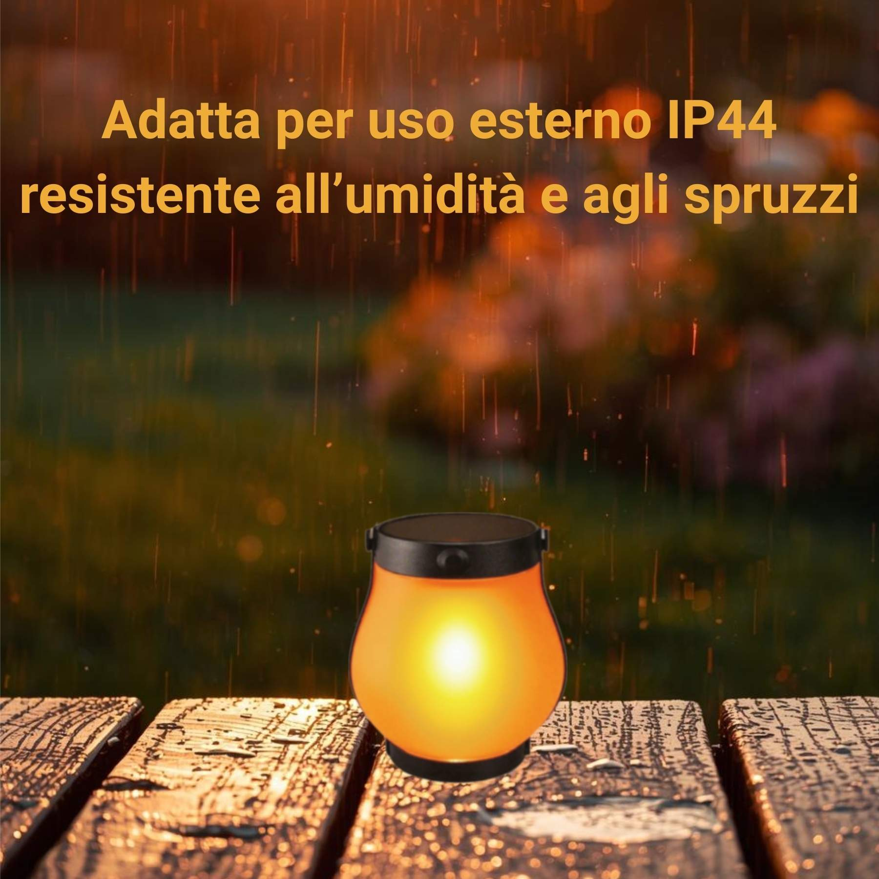 Una lanterna luminosa si trova su un tavolo di legno bagnato sotto la pioggia.