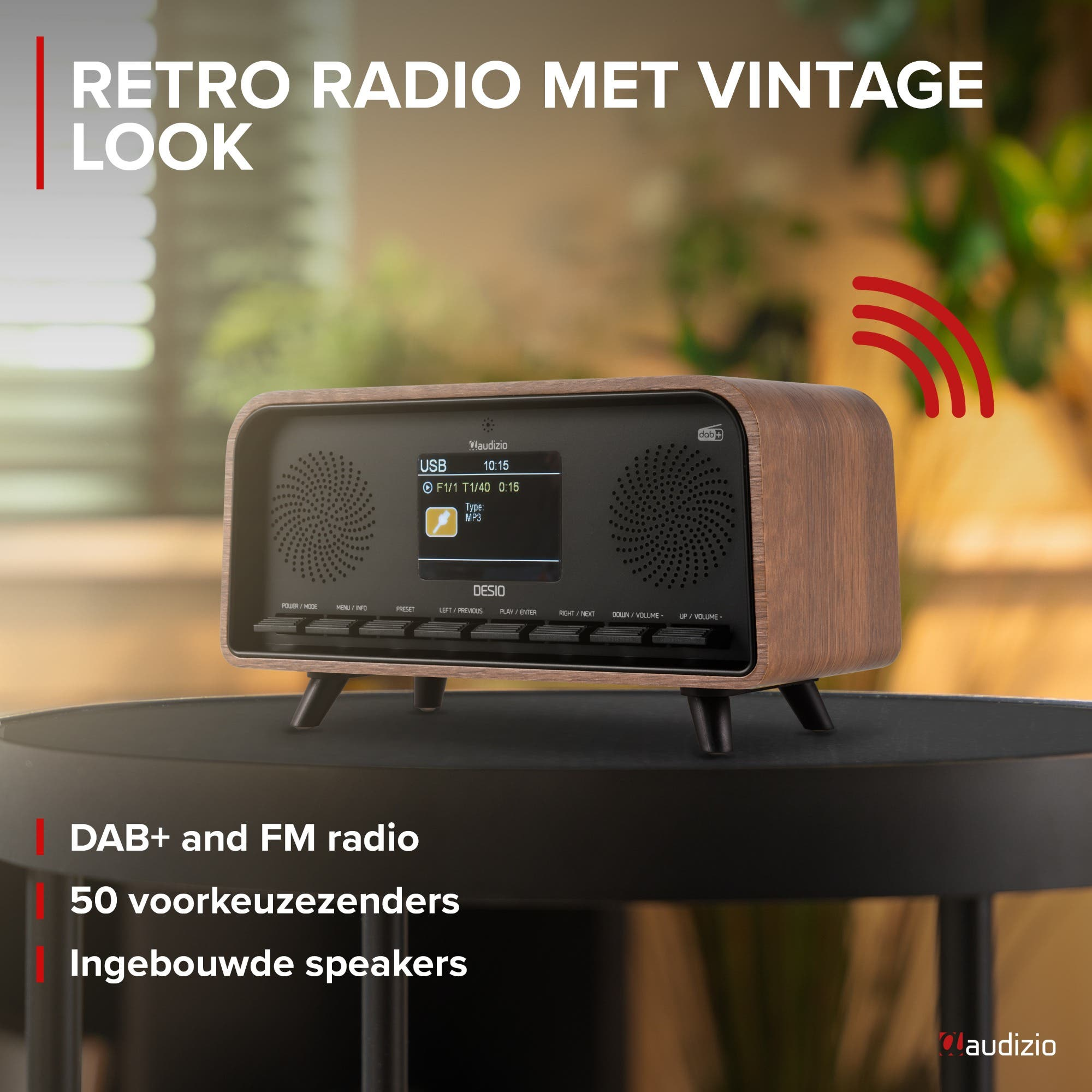Ein Retro-Radio mit Holzmaserung, Lautsprechern und einem digitalen Display auf einem Tisch.