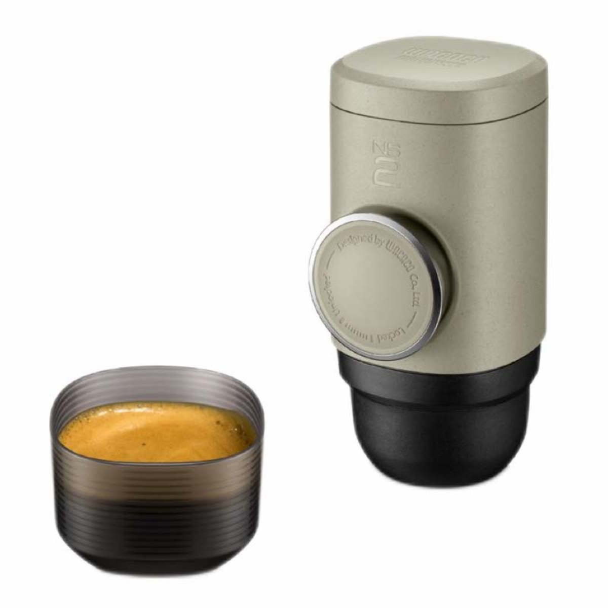 Ein heller Kaffeebereiter neben einer Tasse Espresso.