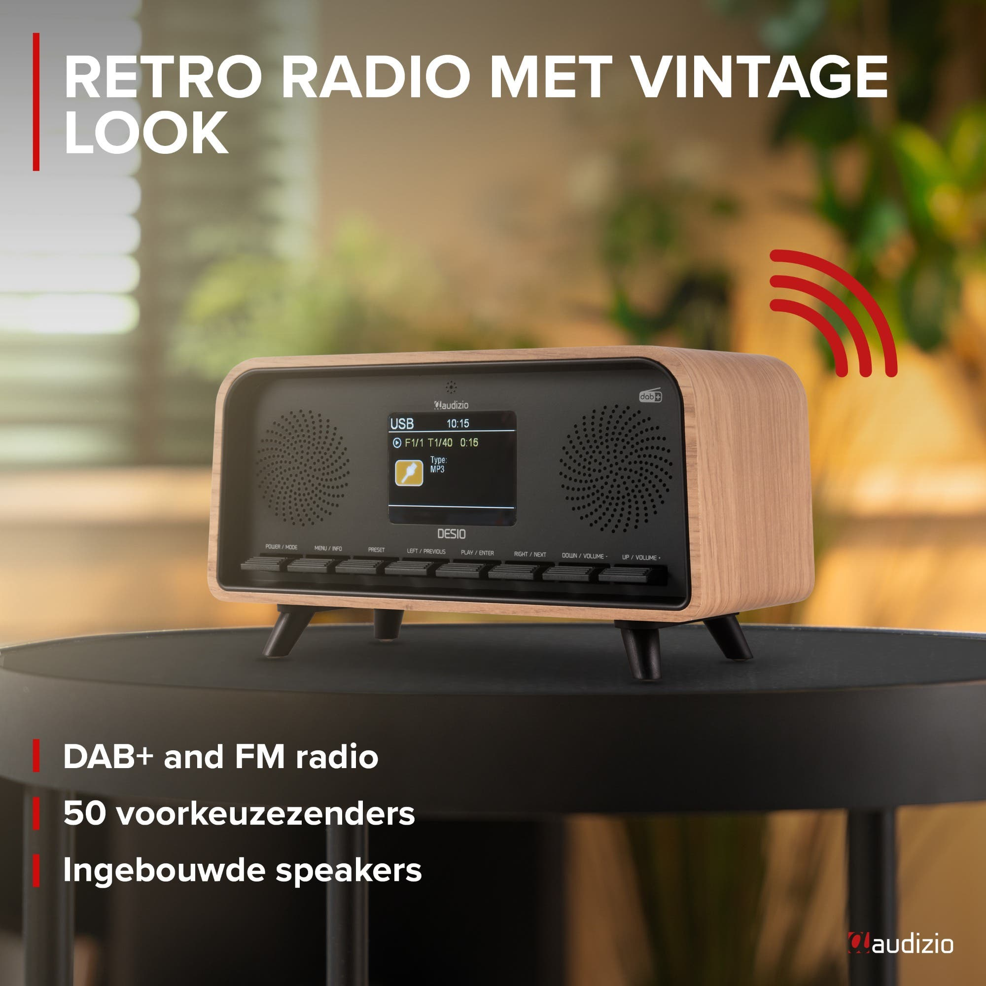 Ein Holzradio mit DAB+ und FM-Funktionen steht auf einem Tisch.