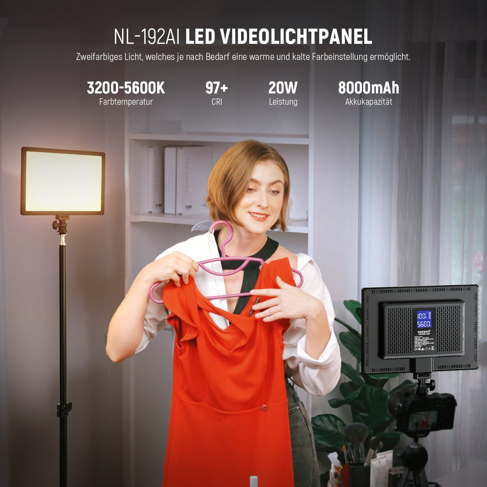 Eine Frau hält ein rotes Kleid vor einem beleuchteten LED-Panel und einem Regal.