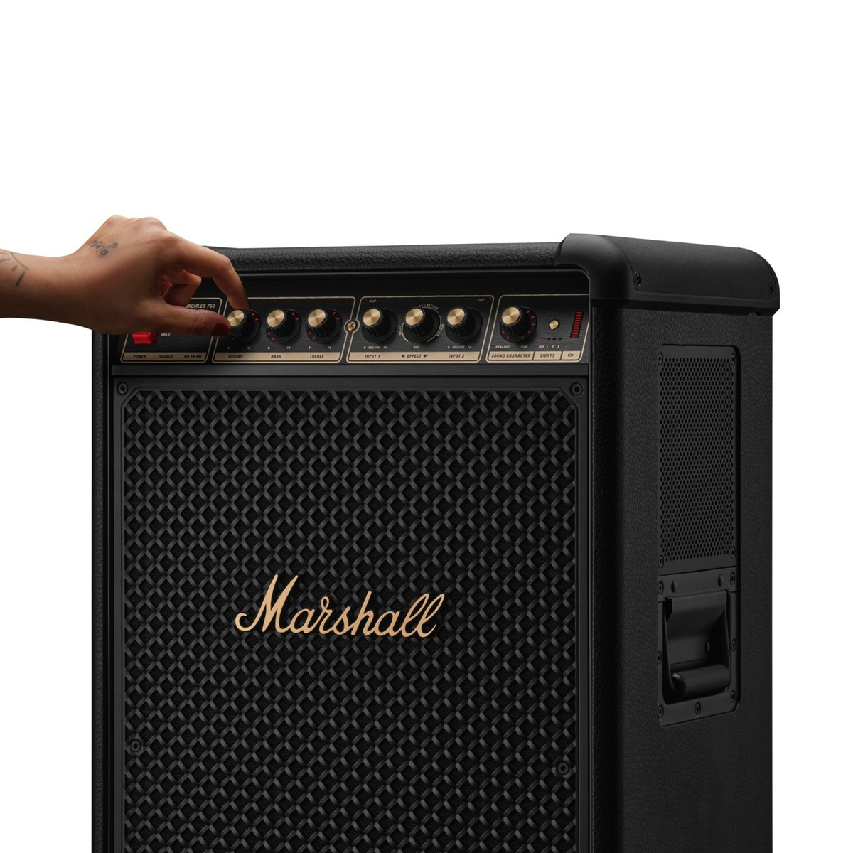 Eine Hand dreht einen goldenen Knopf an einem schwarzen Marshall-Gitarrenverstärker.