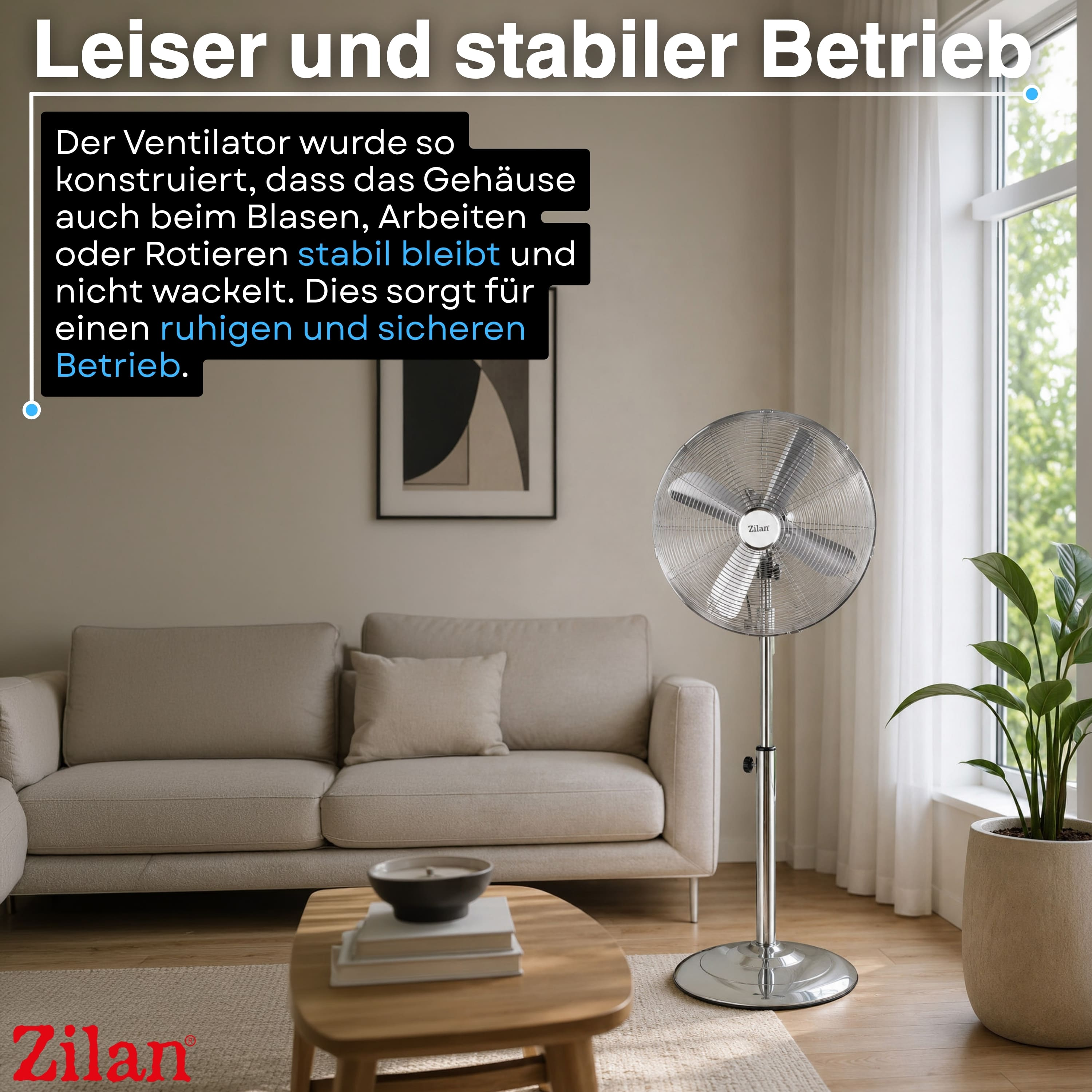 Ein silberner Standventilator steht neben einem Sofa vor einem Fenster mit Vorhängen.