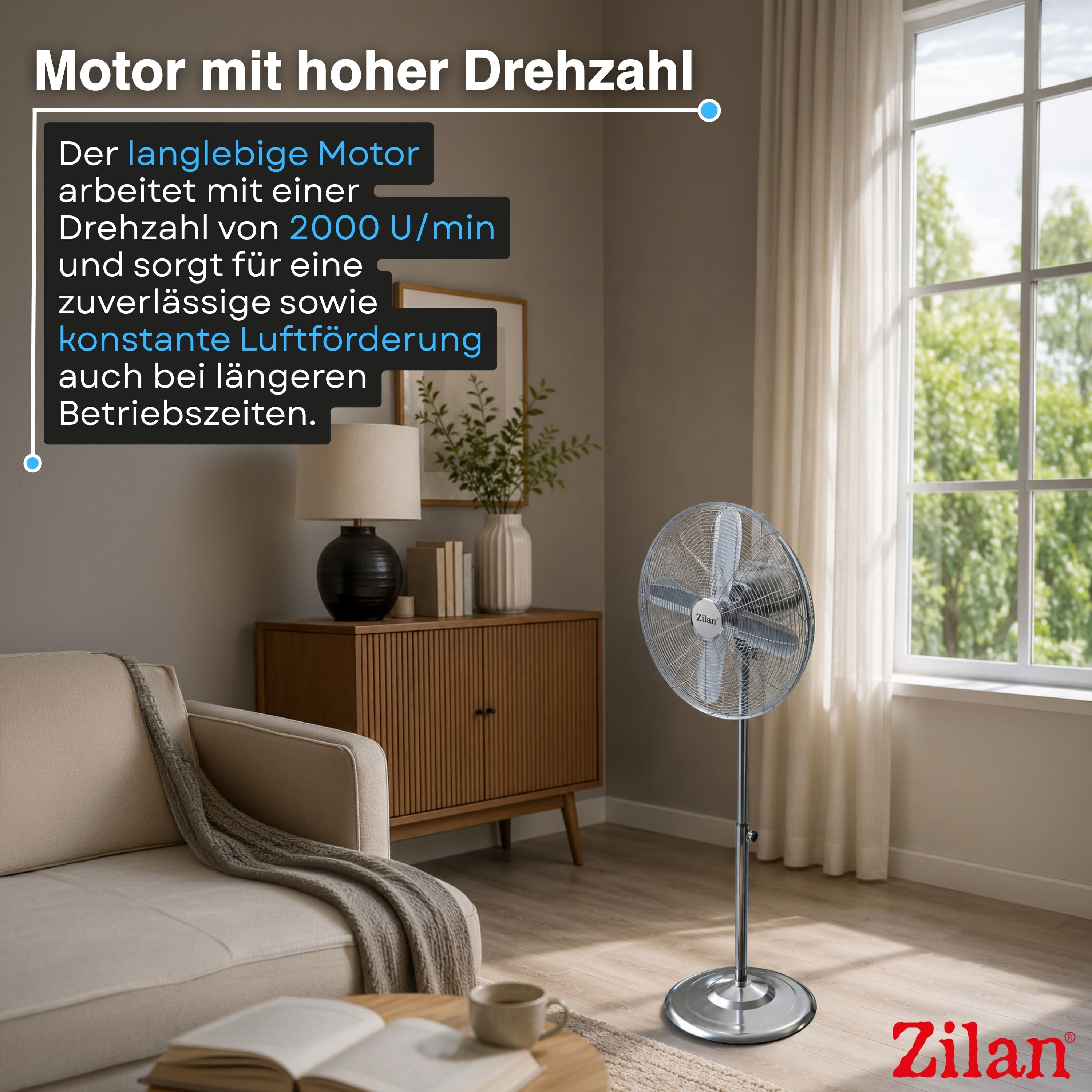 Standventilator aus Metall steht neben einem Sofa und einem Schrank.