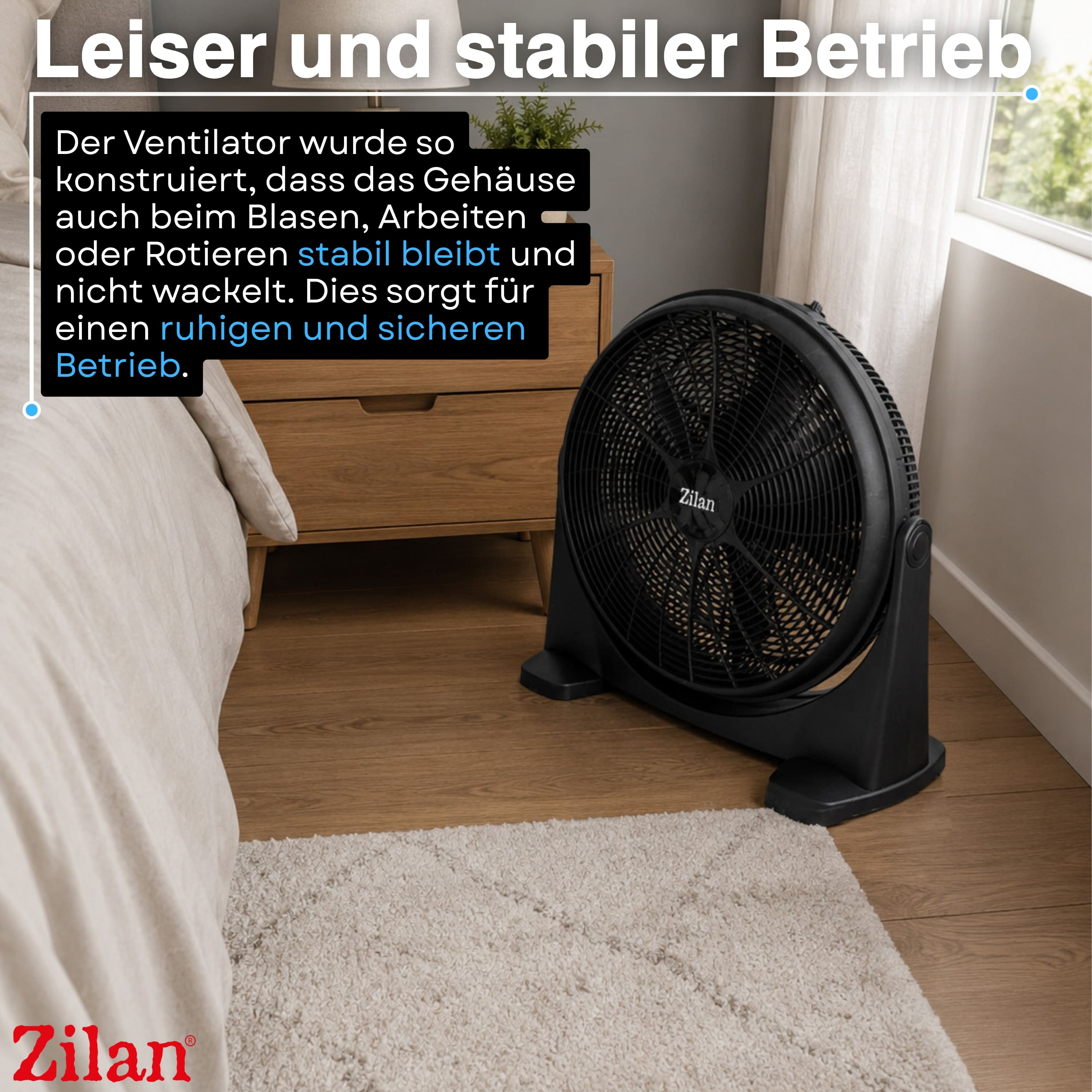 Schwarzer Ventilator auf Holzboden neben einem Bett und einem Nachttisch.