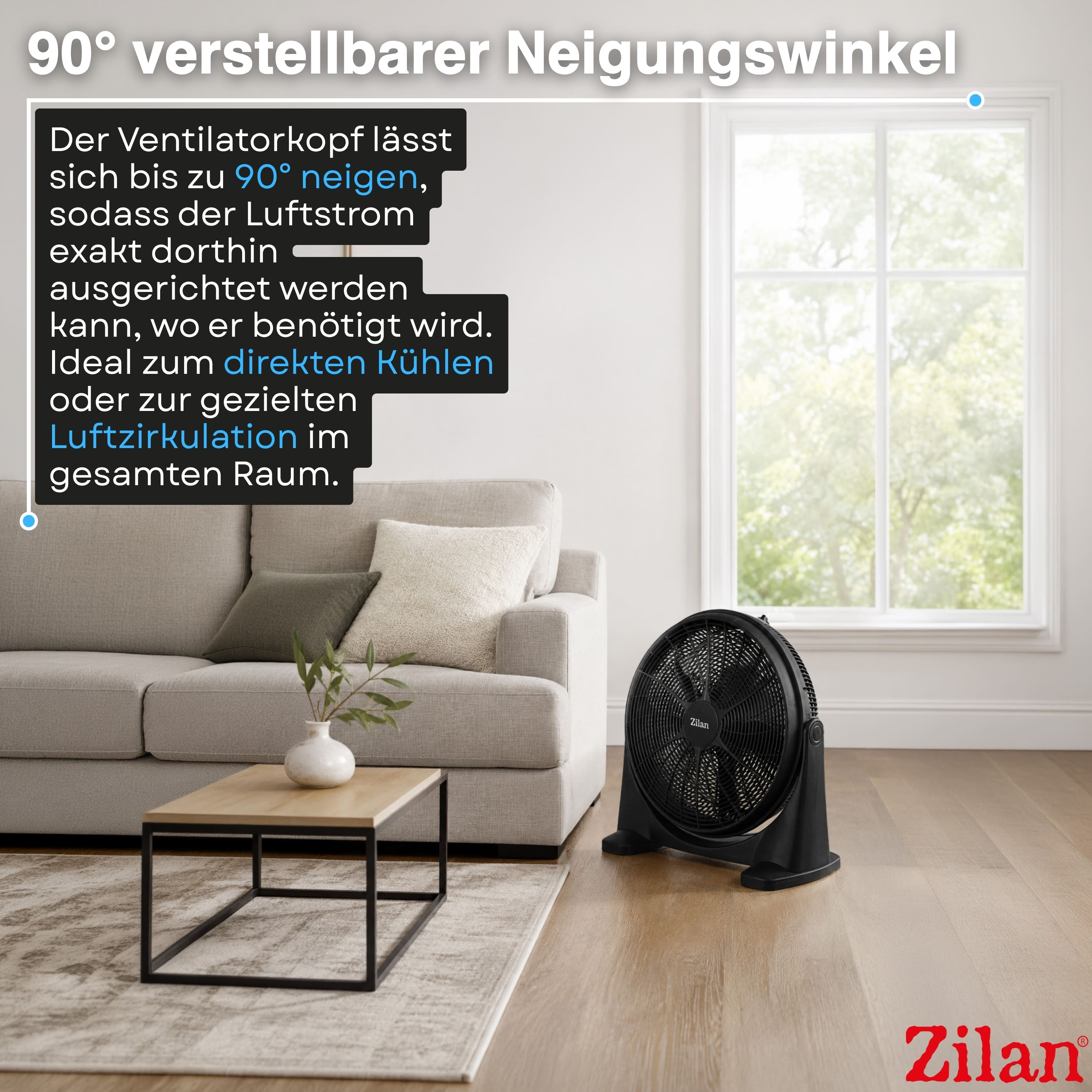 Ein schwarzer Ventilator steht auf einem Holzboden vor einem Fenster.