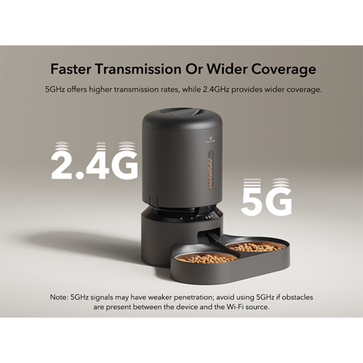 Un distributore automatico nero per animali con icone 2.4G e 5G. Cibo nelle ciotole.