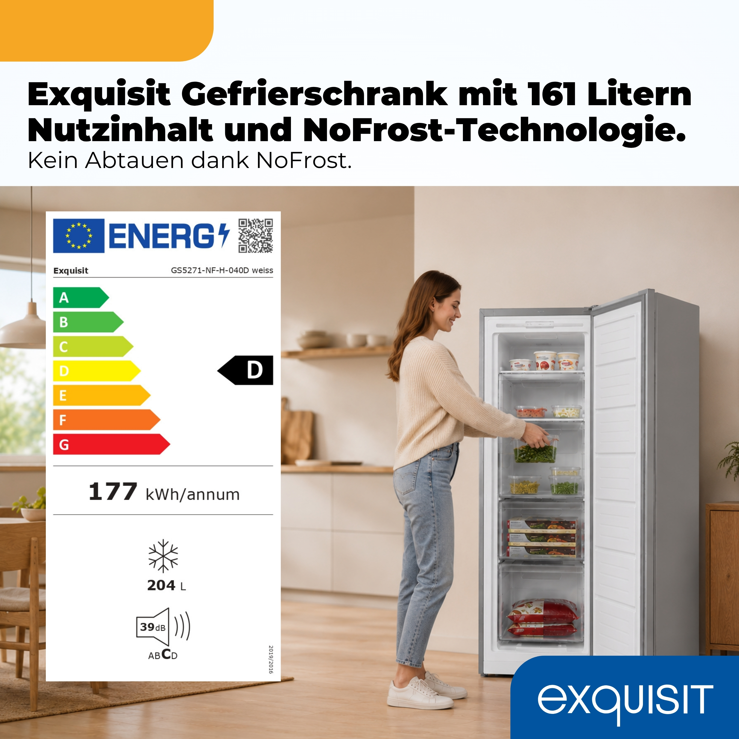 Frau öffnet einen Exquisit Gefrierschrank mit Energie-Label und Lebensmitteln.