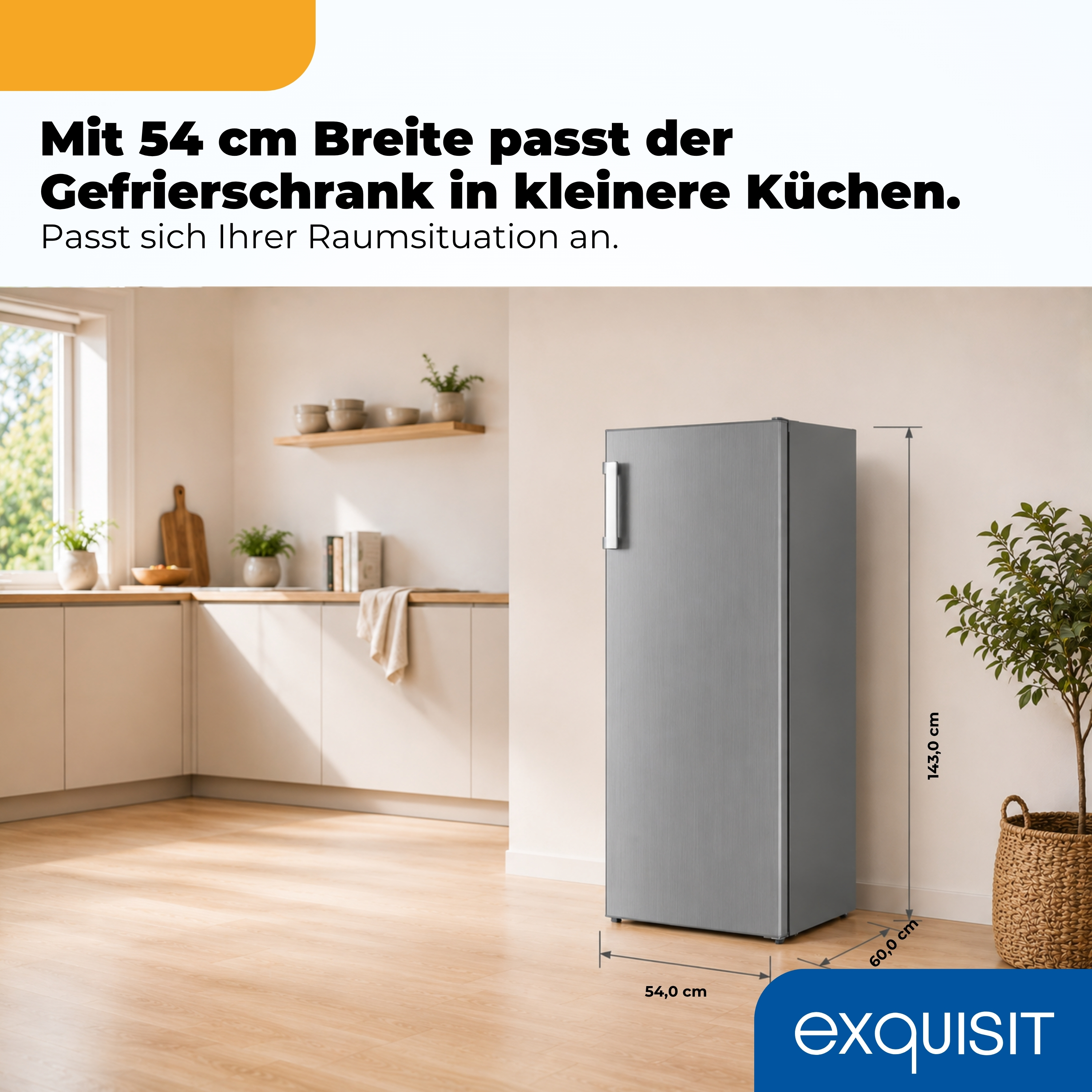 Ein schmaler, grauer Gefrierschrank steht in einer hellen Küche mit Holzboden.
