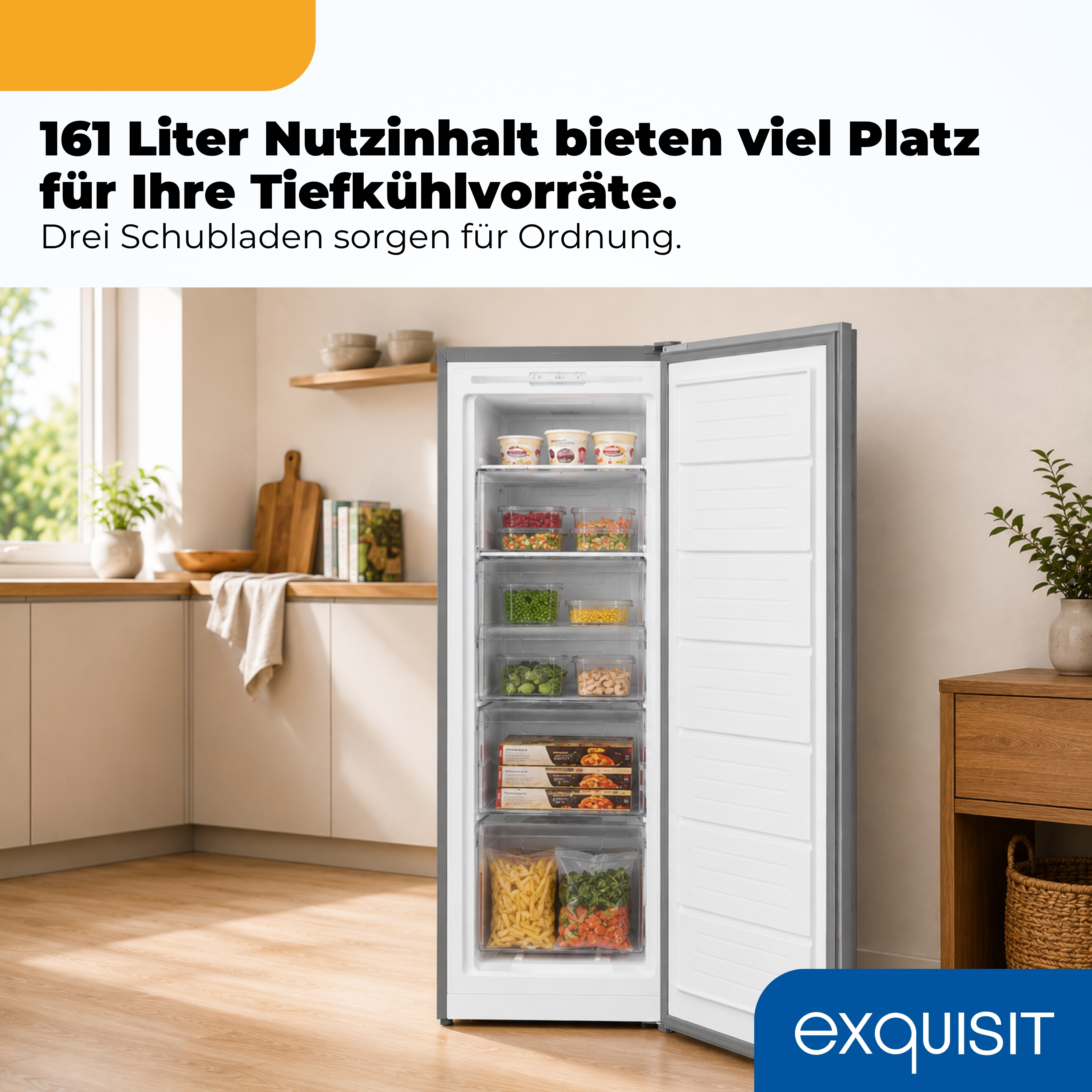 Ein offener Gefrierschrank mit gefüllten Schubladen und Lebensmitteln.