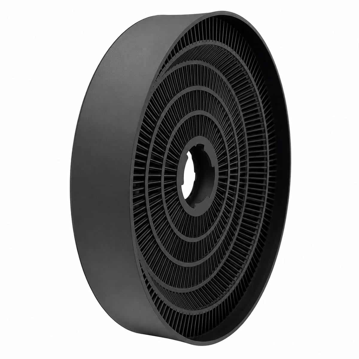 Ein schwarzer runder Aktivkohlefilter mit Lamellen und einer zentralen Öffnung.
