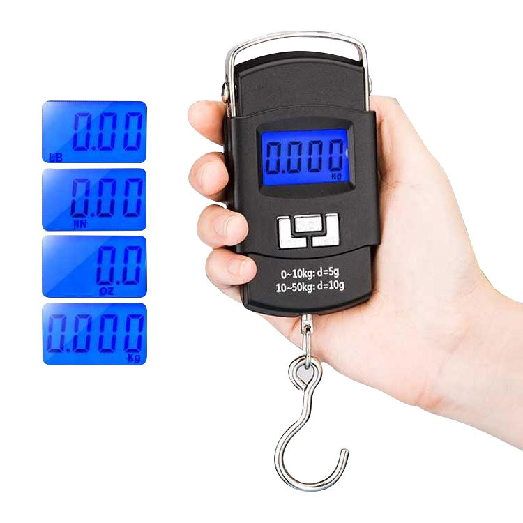 Eine Hand hält eine schwarze digitale Waage mit leerem LCD-Display und Haken.