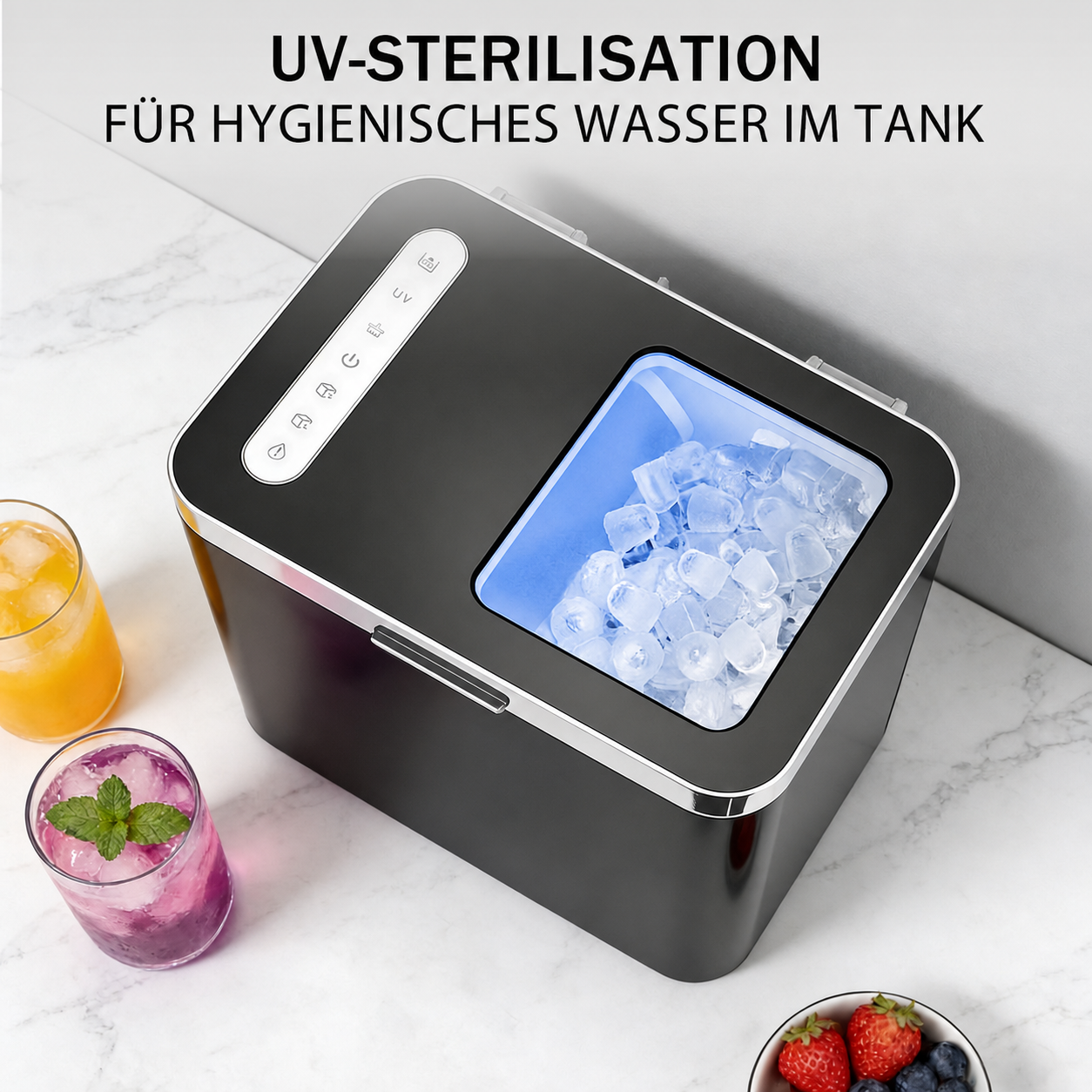 Ein schwarzer Eiswürfelbereiter mit Eiswürfeln, daneben Getränke und Beeren.