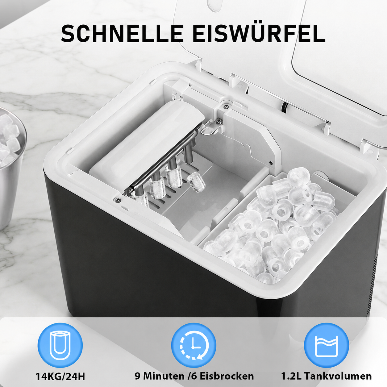 Eine Eismaschine mit Eiswürfeln im Fach und Eiswürfelformen.