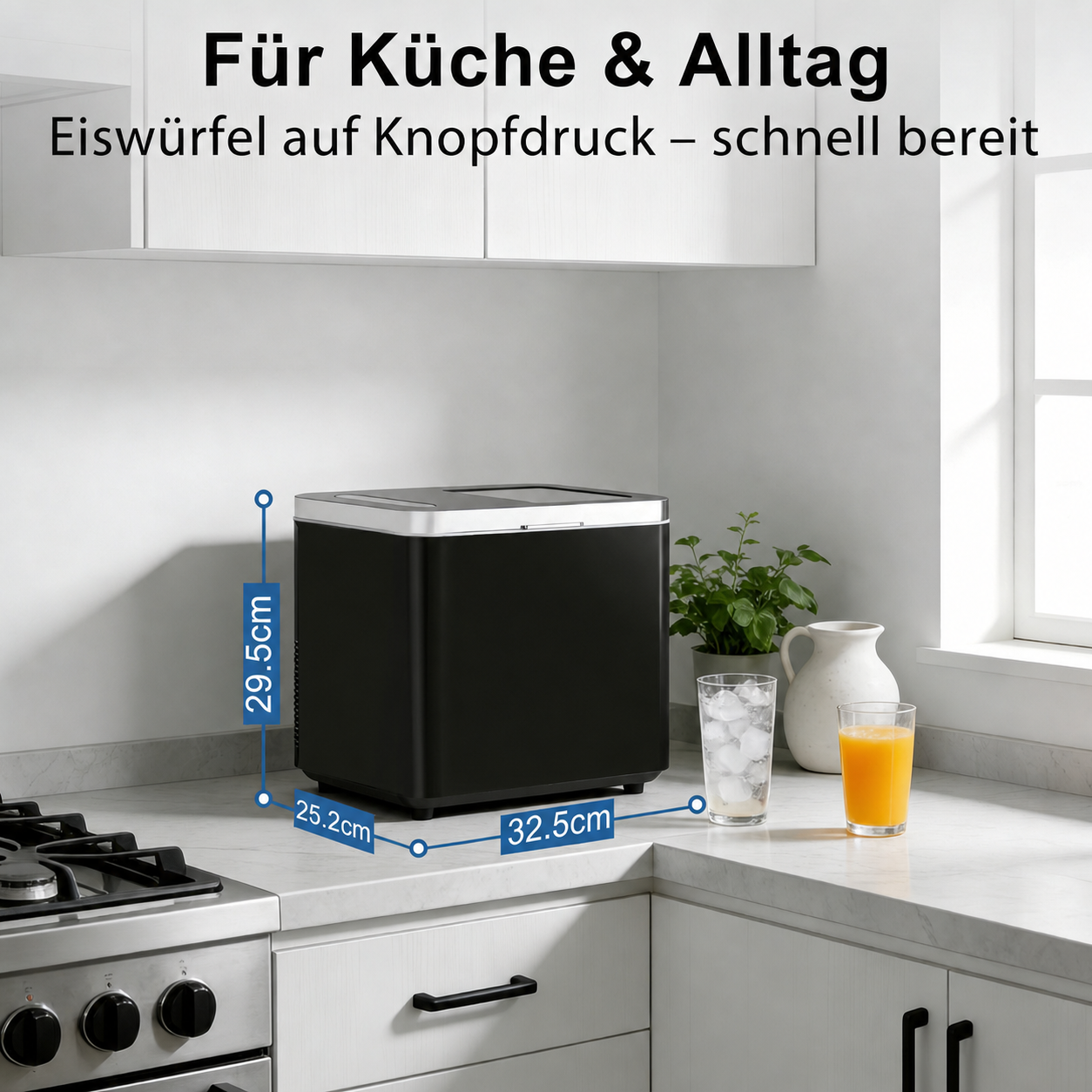 Ein schwarzer Eiswürfelbereiter mit Maßen steht auf einer Arbeitsplatte neben Gläsern.