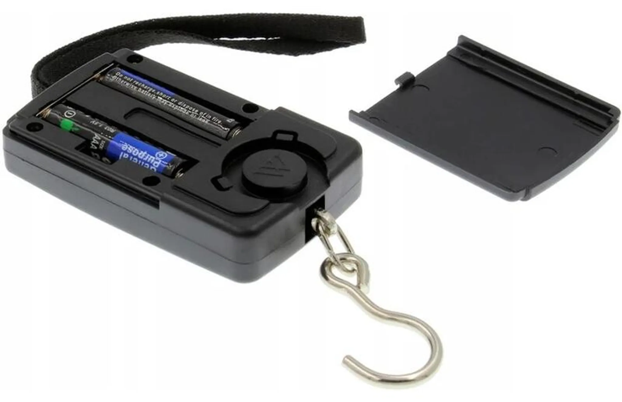 Schwarze Digitalwaage mit AAA-Batterien und Haken. Offenes Batteriefach.