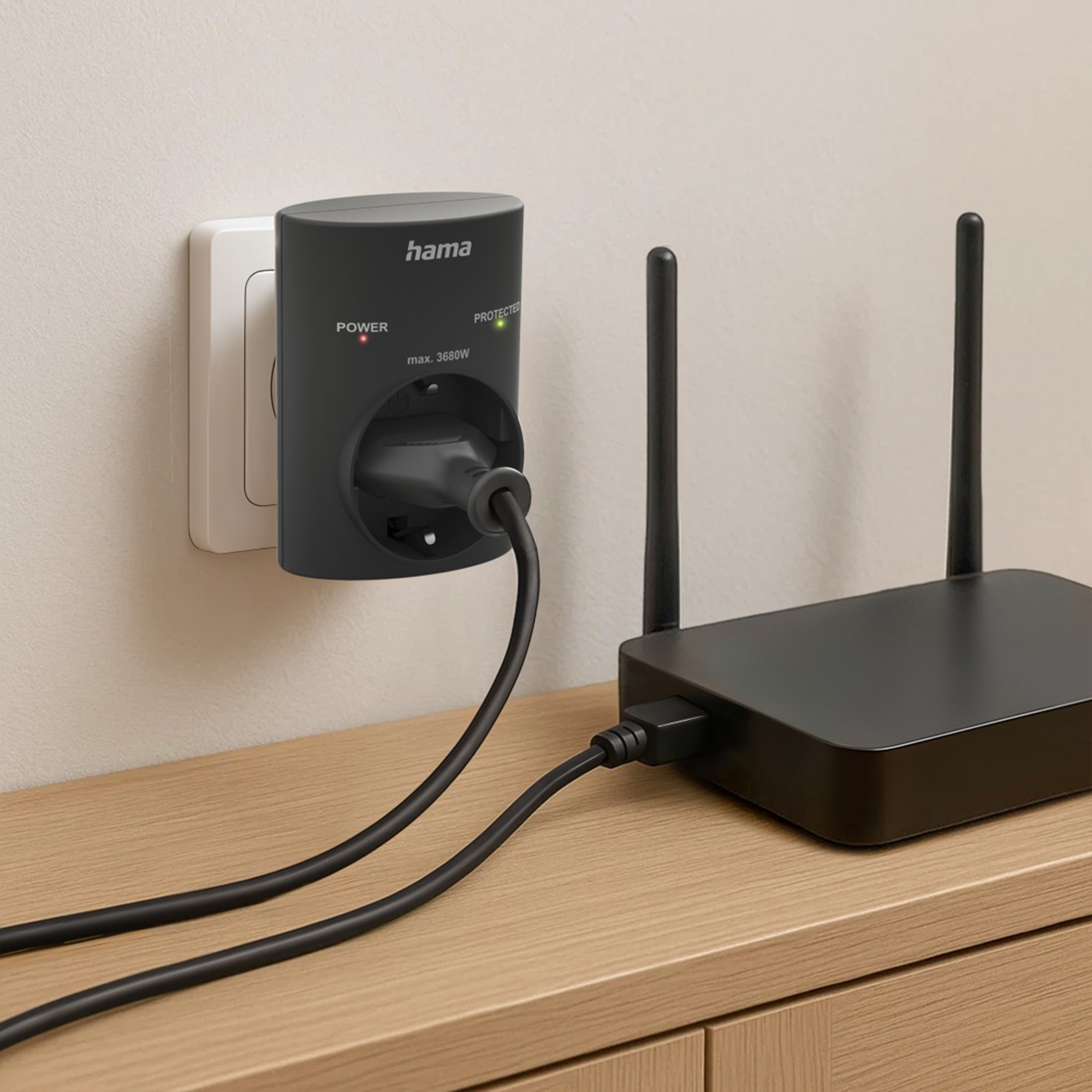 Ein schwarzes Stromschutzgerät mit Kabeln und einem Router auf einem Holzschrank.