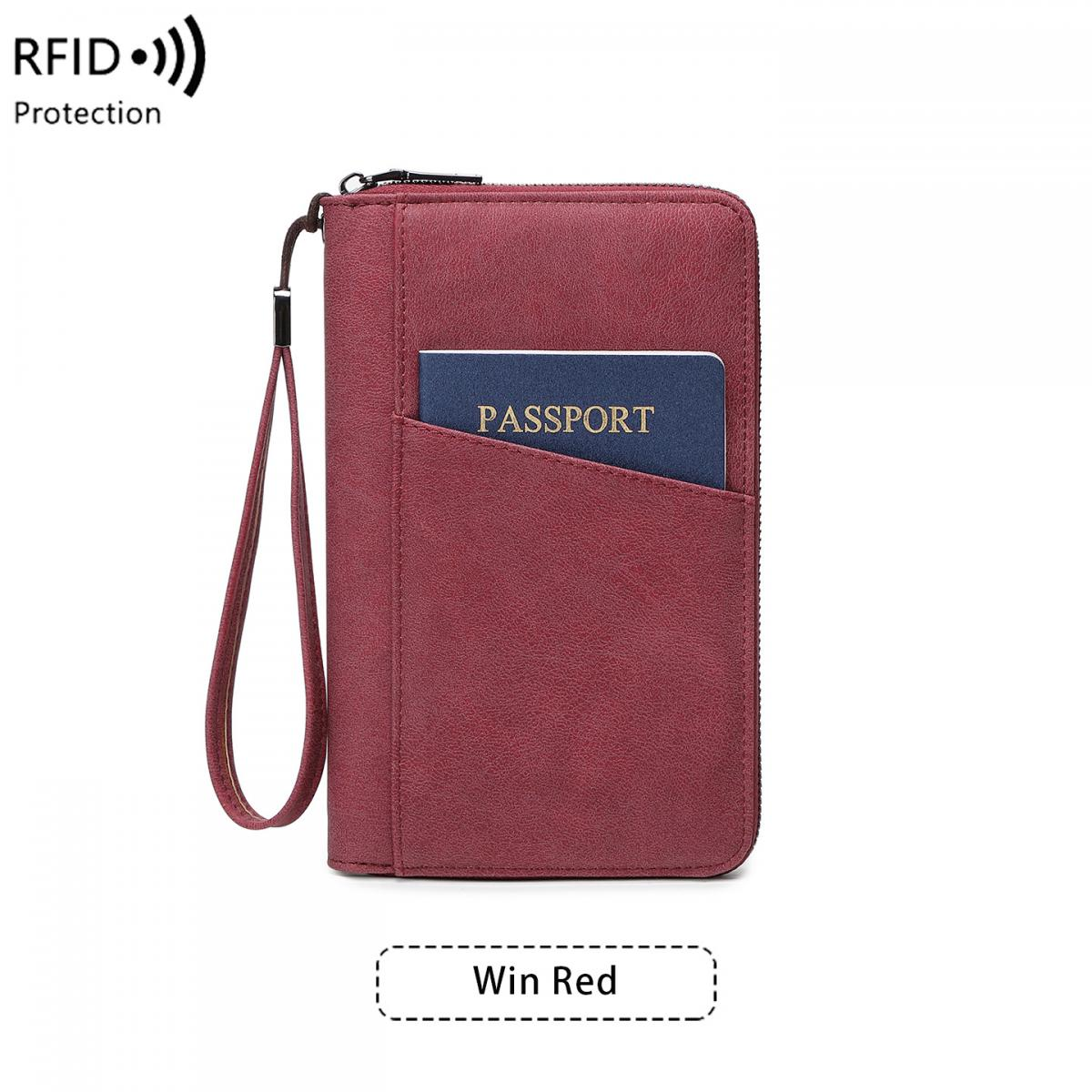 Rote Reisetasche mit einem Reisepass und RFID-Schutz