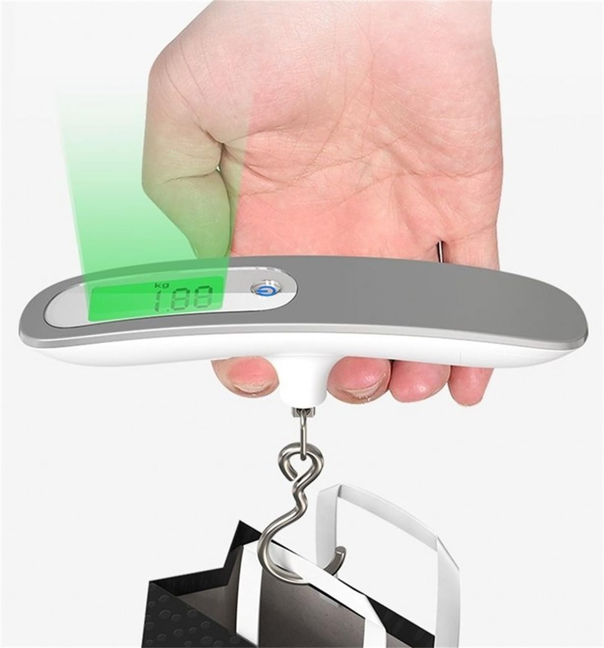 Eine Hand hält eine digitale Kofferwaage, die 1,88 kg anzeigt.