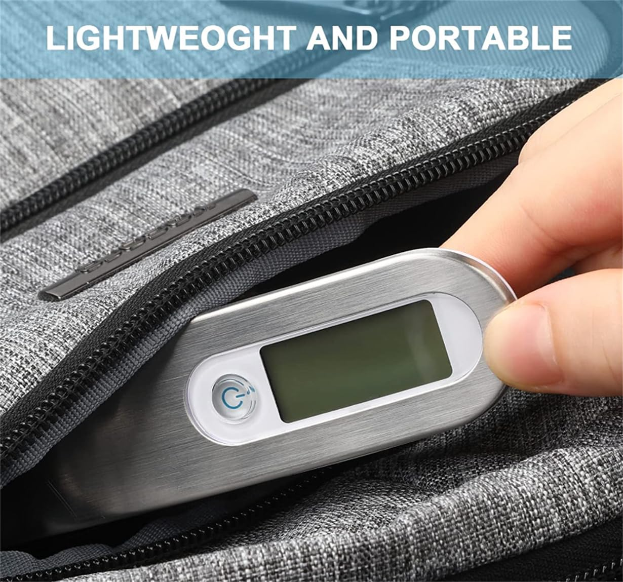 Eine Hand hält eine silberne digitale Waage mit einem grünen Display in einer grauen Stofftasche.