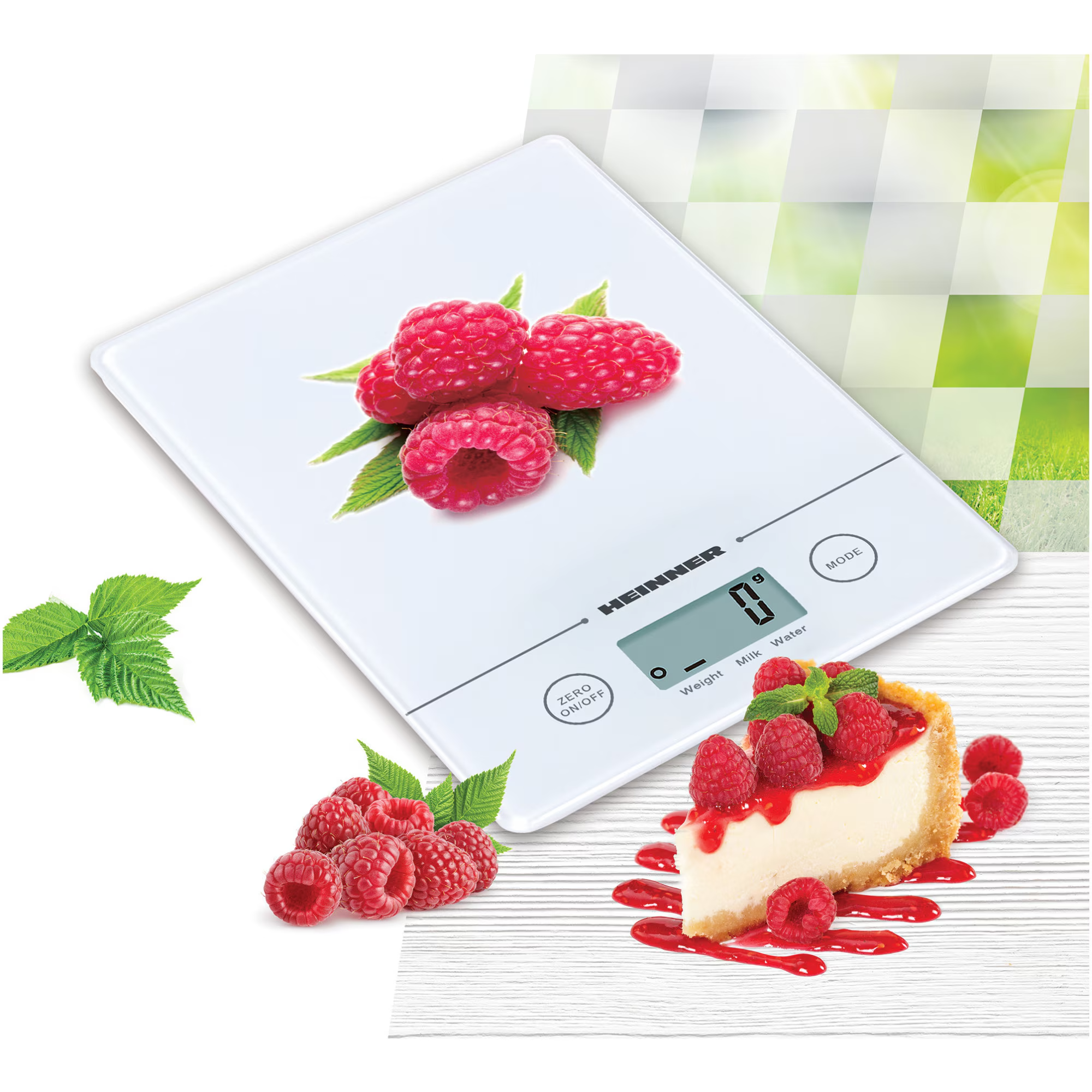 Ein digitaler Küchenwaage mit Himbeeren und einem Stück Käsekuchen.